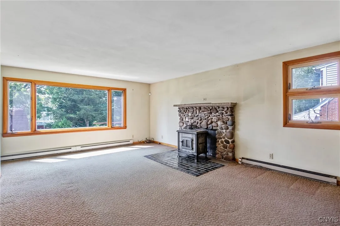  Another picture window, overlooks the yard!