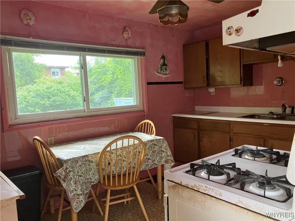2737 21st Street, Niagara Falls, New York 14305, Niagara Falls, New York 14305, 3 Bedrooms Bedrooms, 6 Rooms Rooms,1 BathroomBathrooms,Residential Lease,For Rent,2737 21st Street, Niagara Falls, New York 14305,B1621963