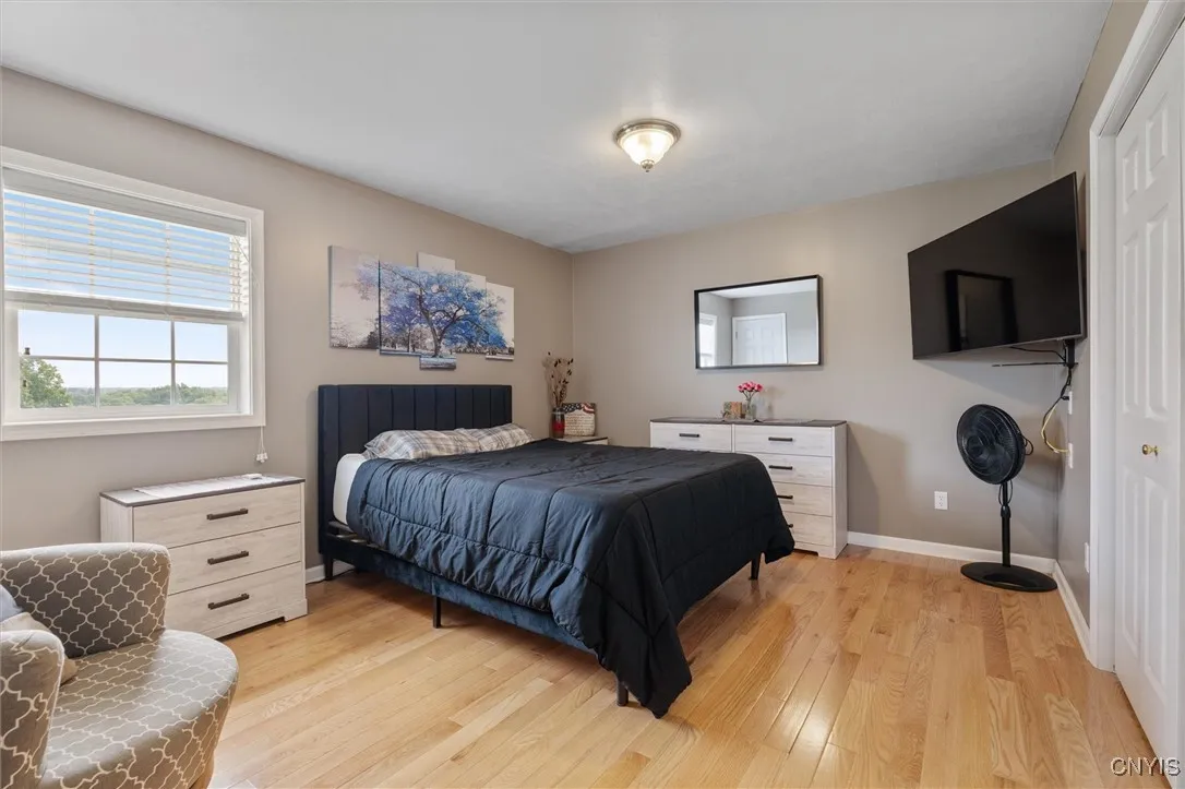 Primary bedroom, hardwood flrs