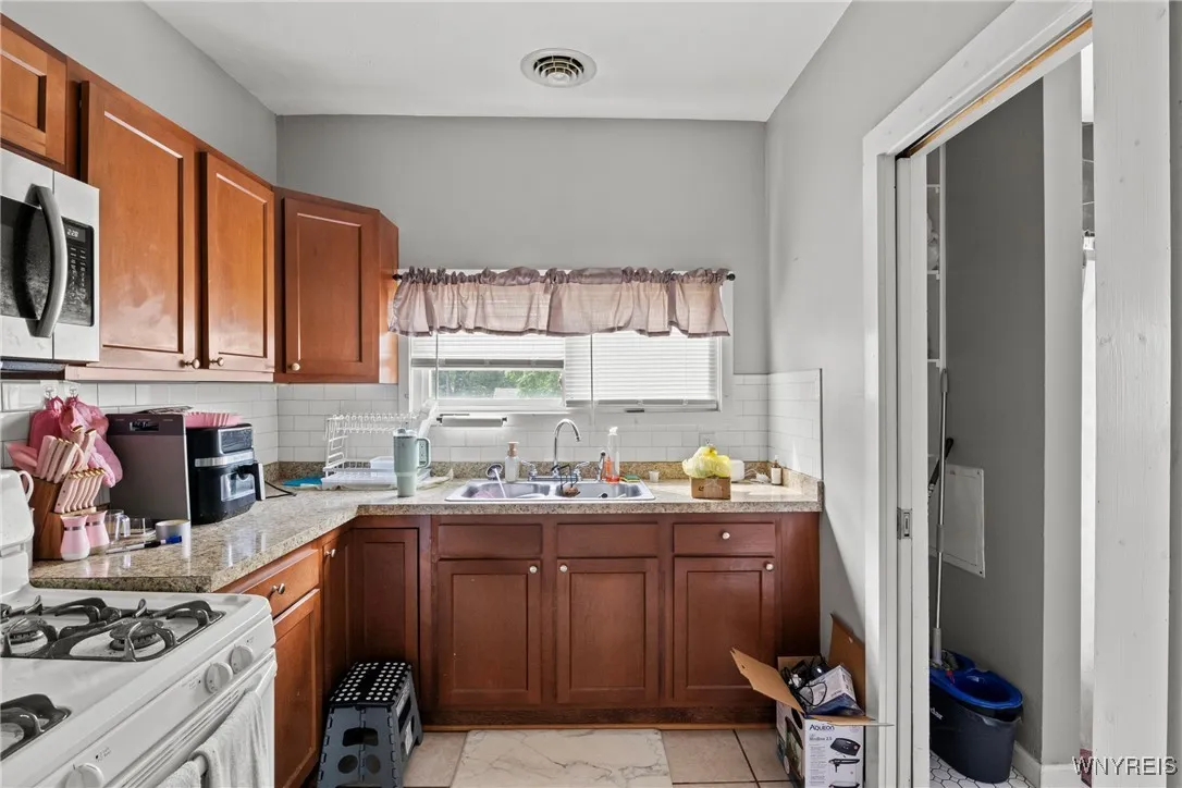 877 Prospect Avenue, Buffalo, New York 14213, Buffalo, New York 14213, 8 Bedrooms Bedrooms, ,4 BathroomsBathrooms,Residential,For Sale,877 Prospect Avenue, Buffalo, New York 14213,B1623020