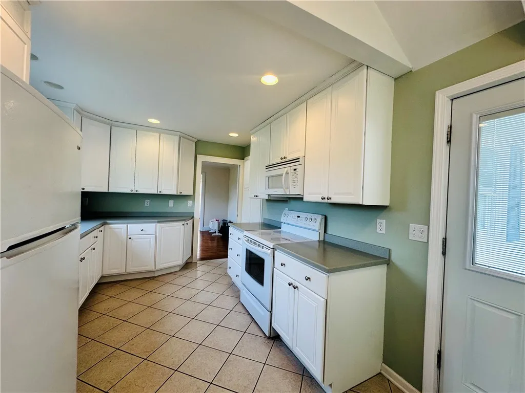 171 Upper Delevan Avenue, Corning City, New York 1, Corning City, New York 14830, 3 Bedrooms Bedrooms, 9 Rooms Rooms,2 BathroomsBathrooms,Residential,For Sale,171 Upper Delevan Avenue, Corning City, New York 1,R1622725