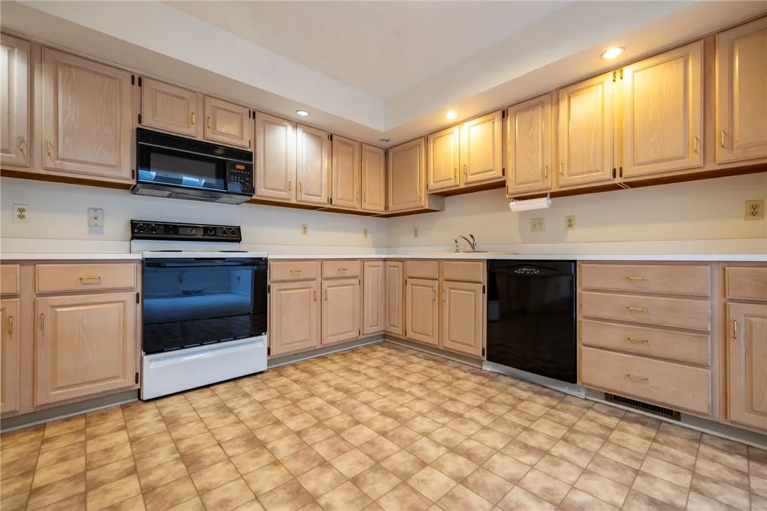 28 Chasewood Circle, Henrietta, New York 14618, Henrietta, New York 14618, 2 Bedrooms Bedrooms, 7 Rooms Rooms,1 BathroomBathrooms,Residential,For Sale,28 Chasewood Circle, Henrietta, New York 14618,R1621969