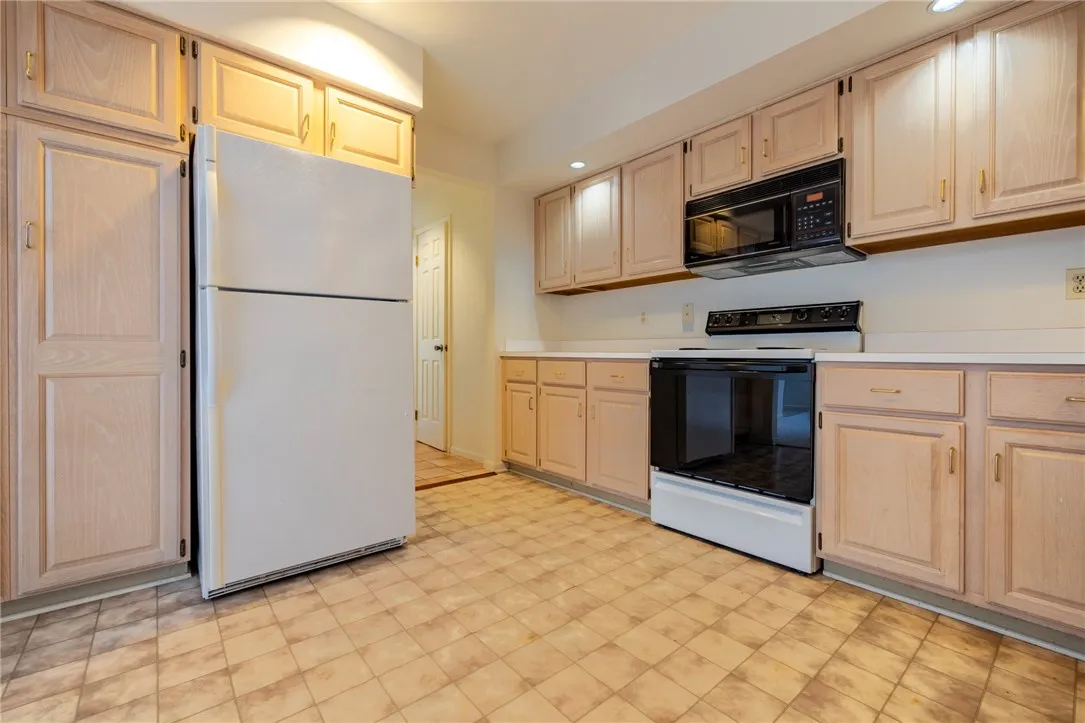 28 Chasewood Circle, Henrietta, New York 14618, Henrietta, New York 14618, 2 Bedrooms Bedrooms, 7 Rooms Rooms,1 BathroomBathrooms,Residential,For Sale,28 Chasewood Circle, Henrietta, New York 14618,R1621969
