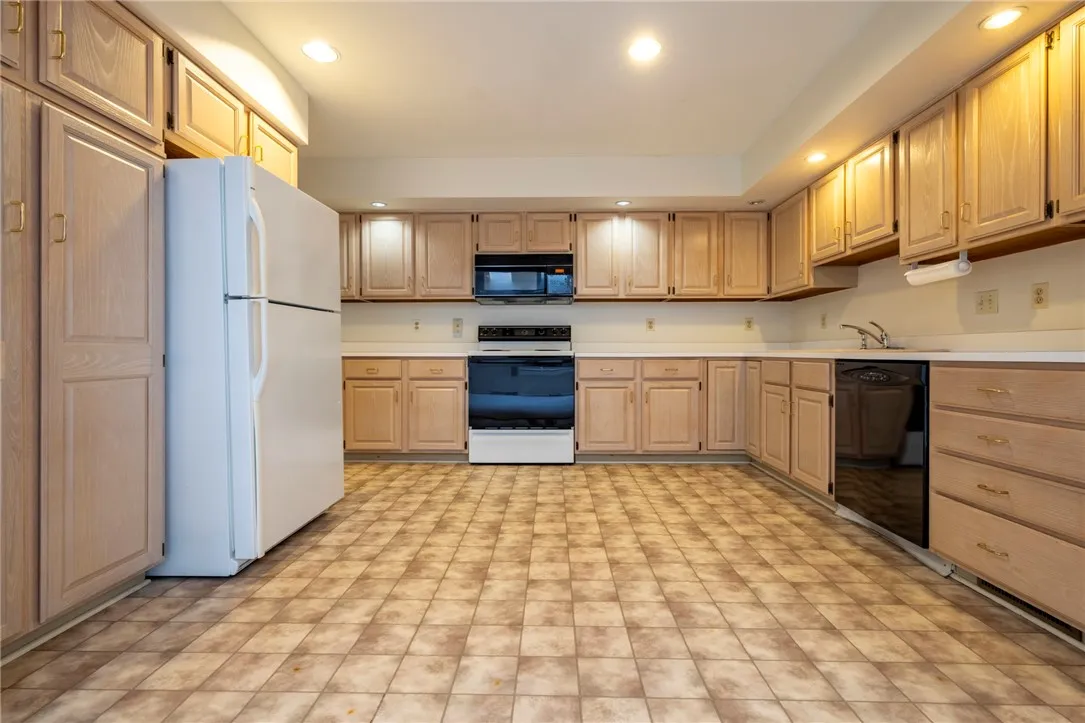 28 Chasewood Circle, Henrietta, New York 14618, Henrietta, New York 14618, 2 Bedrooms Bedrooms, 7 Rooms Rooms,1 BathroomBathrooms,Residential,For Sale,28 Chasewood Circle, Henrietta, New York 14618,R1621969