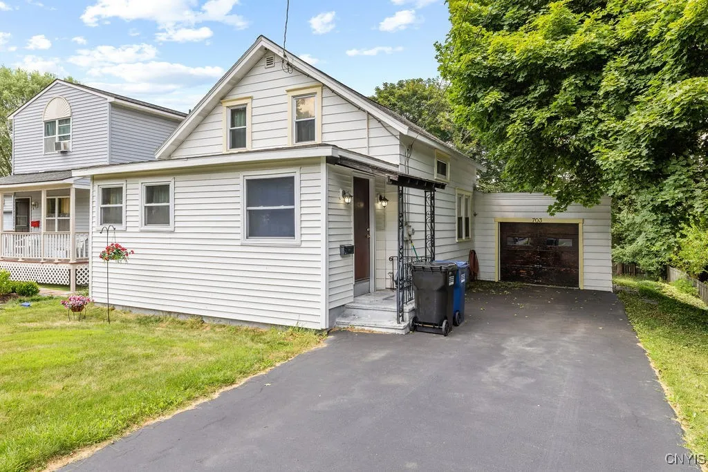 703 Mountainview Avenue East, Syracuse, New York 1, Syracuse, New York 13224, 2 Bedrooms Bedrooms, 6 Rooms Rooms,1 BathroomBathrooms,Residential,For Sale,703 Mountainview Avenue East, Syracuse, New York 1,S1622205