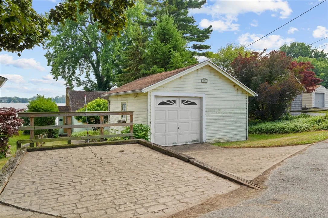 374 South Drive, Greece, New York 14612, Greece, New York 14612, 2 Bedrooms Bedrooms, 6 Rooms Rooms,1 BathroomBathrooms,Residential,For Sale,374 South Drive, Greece, New York 14612,R1592160