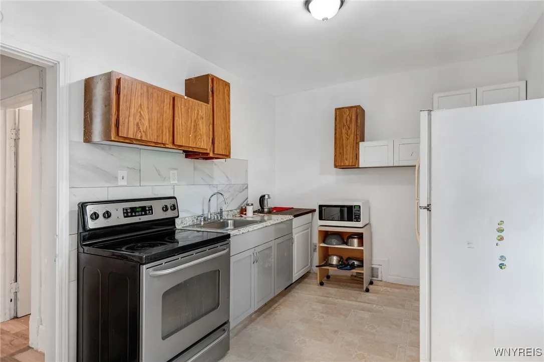 1537 La Salle Avenue, Niagara Falls, New York 1430, Niagara Falls, New York 14301, 6 Bedrooms Bedrooms, ,2 BathroomsBathrooms,Residential,For Sale,1537 La Salle Avenue, Niagara Falls, New York 1430,B1623417