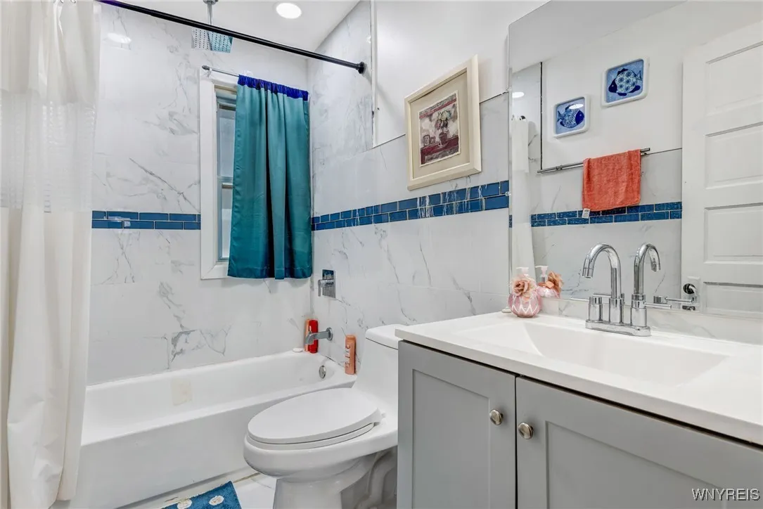 1537 La Salle Avenue, Niagara Falls, New York 1430, Niagara Falls, New York 14301, 6 Bedrooms Bedrooms, ,2 BathroomsBathrooms,Residential,For Sale,1537 La Salle Avenue, Niagara Falls, New York 1430,B1623417