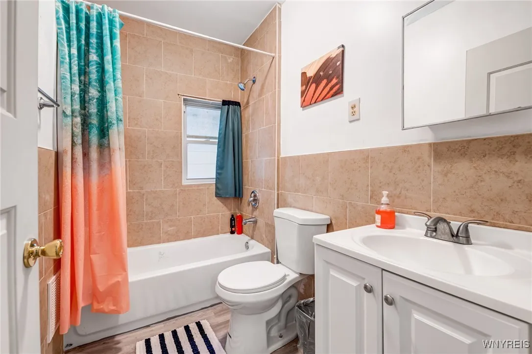 1537 La Salle Avenue, Niagara Falls, New York 1430, Niagara Falls, New York 14301, 6 Bedrooms Bedrooms, ,2 BathroomsBathrooms,Residential,For Sale,1537 La Salle Avenue, Niagara Falls, New York 1430,B1623417