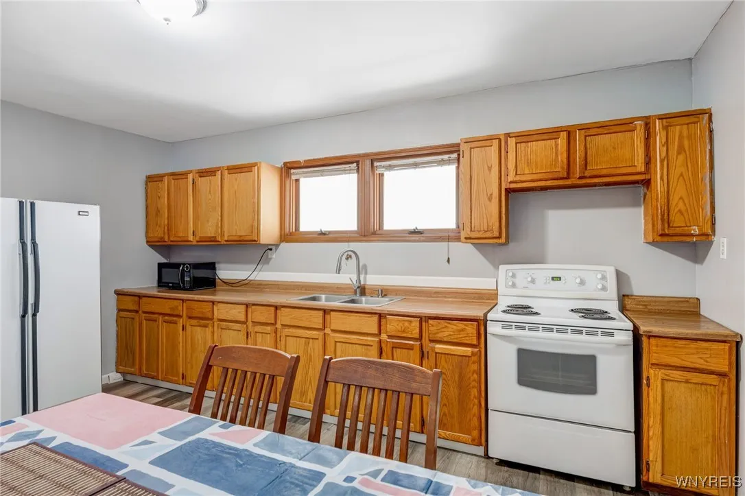 1537 La Salle Avenue, Niagara Falls, New York 1430, Niagara Falls, New York 14301, 6 Bedrooms Bedrooms, ,2 BathroomsBathrooms,Residential,For Sale,1537 La Salle Avenue, Niagara Falls, New York 1430,B1623417