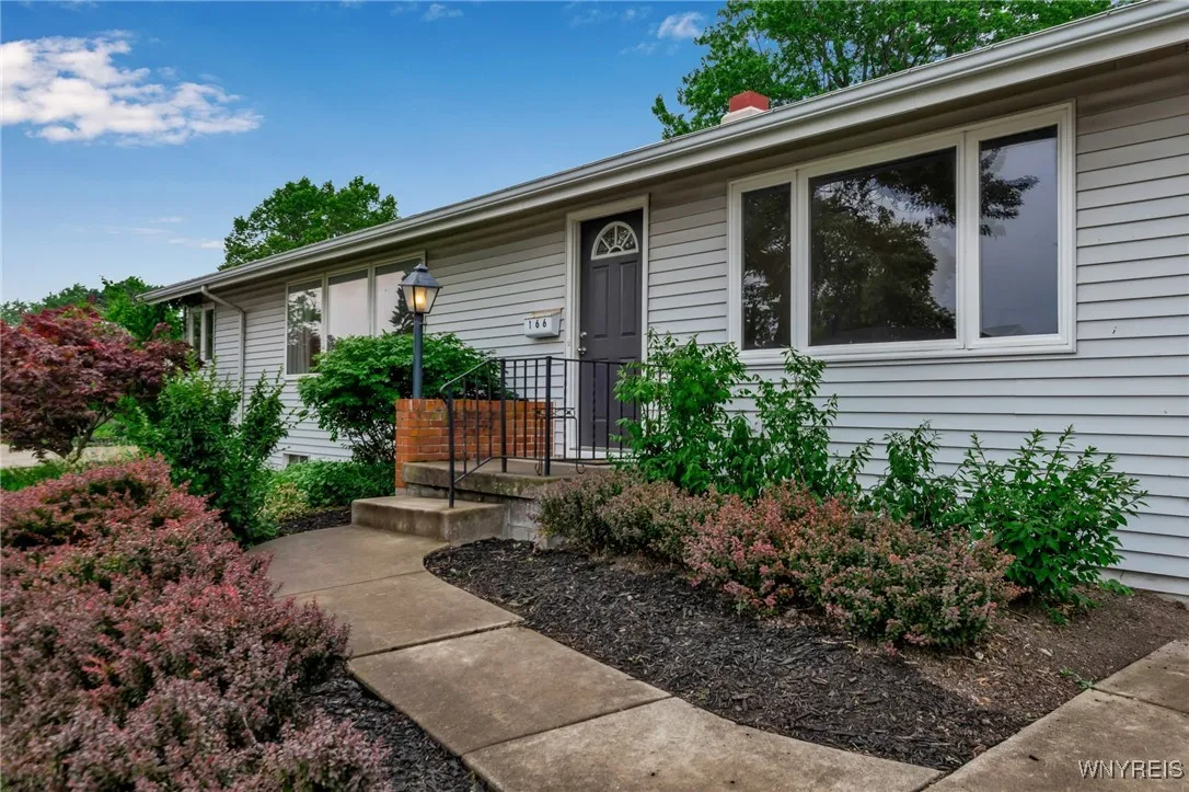 166 Kingsbury Lane, Tonawanda, New York 14150, Tonawanda, New York 14150, 3 Bedrooms Bedrooms, 6 Rooms Rooms,1 BathroomBathrooms,Residential,For Sale,166 Kingsbury Lane, Tonawanda, New York 14150,B1623116