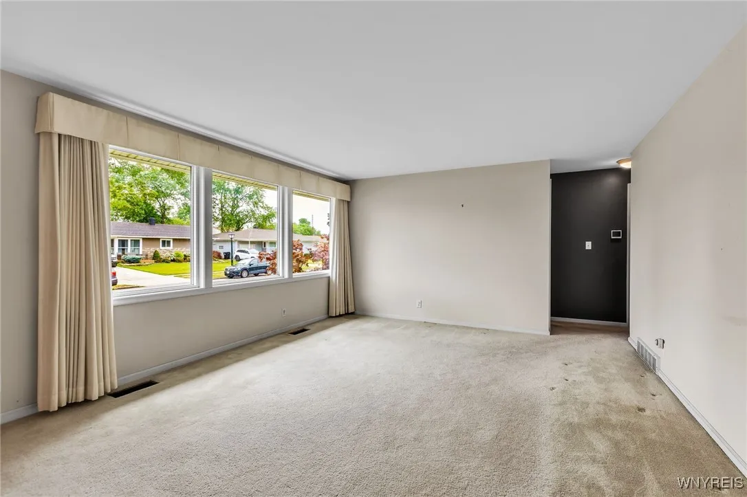166 Kingsbury Lane, Tonawanda, New York 14150, Tonawanda, New York 14150, 3 Bedrooms Bedrooms, 6 Rooms Rooms,1 BathroomBathrooms,Residential,For Sale,166 Kingsbury Lane, Tonawanda, New York 14150,B1623116