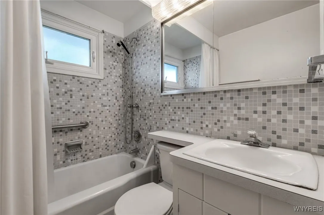166 Kingsbury Lane, Tonawanda, New York 14150, Tonawanda, New York 14150, 3 Bedrooms Bedrooms, 6 Rooms Rooms,1 BathroomBathrooms,Residential,For Sale,166 Kingsbury Lane, Tonawanda, New York 14150,B1623116