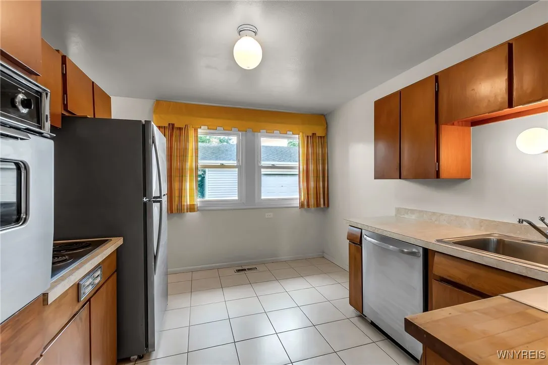 166 Kingsbury Lane, Tonawanda, New York 14150, Tonawanda, New York 14150, 3 Bedrooms Bedrooms, 6 Rooms Rooms,1 BathroomBathrooms,Residential,For Sale,166 Kingsbury Lane, Tonawanda, New York 14150,B1623116