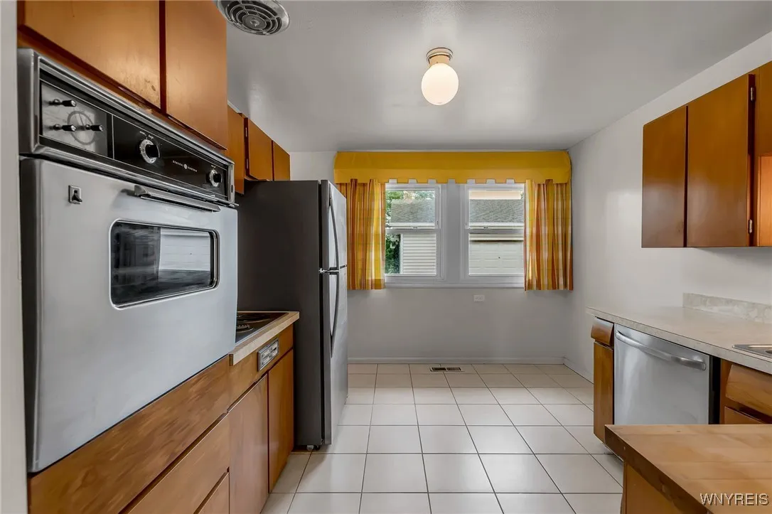 166 Kingsbury Lane, Tonawanda, New York 14150, Tonawanda, New York 14150, 3 Bedrooms Bedrooms, 6 Rooms Rooms,1 BathroomBathrooms,Residential,For Sale,166 Kingsbury Lane, Tonawanda, New York 14150,B1623116