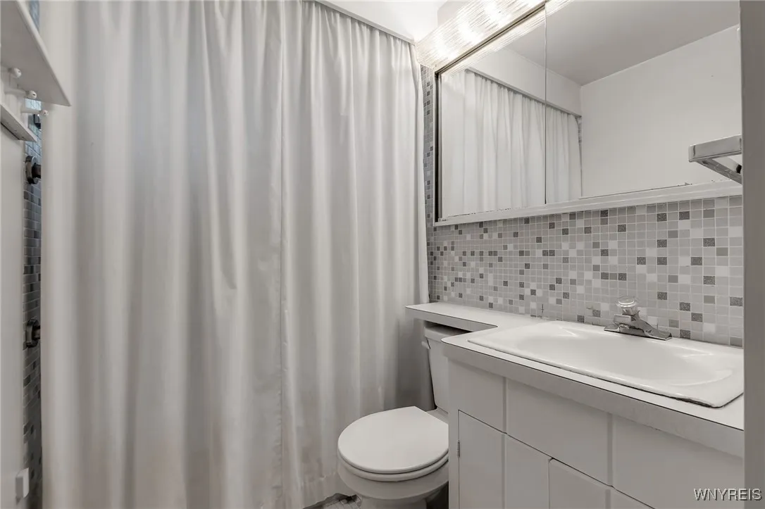 166 Kingsbury Lane, Tonawanda, New York 14150, Tonawanda, New York 14150, 3 Bedrooms Bedrooms, 6 Rooms Rooms,1 BathroomBathrooms,Residential,For Sale,166 Kingsbury Lane, Tonawanda, New York 14150,B1623116