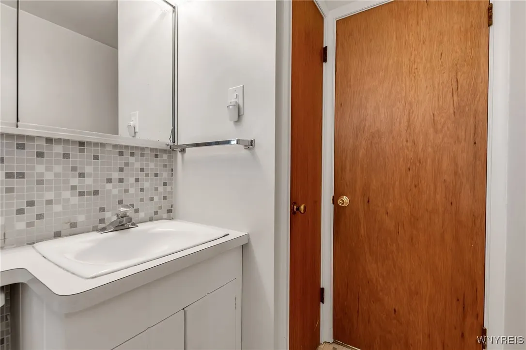 166 Kingsbury Lane, Tonawanda, New York 14150, Tonawanda, New York 14150, 3 Bedrooms Bedrooms, 6 Rooms Rooms,1 BathroomBathrooms,Residential,For Sale,166 Kingsbury Lane, Tonawanda, New York 14150,B1623116