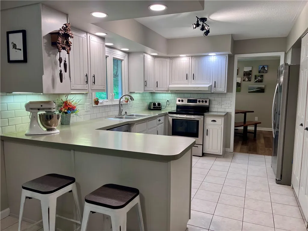 Great kitchen with plenty of cabinets.