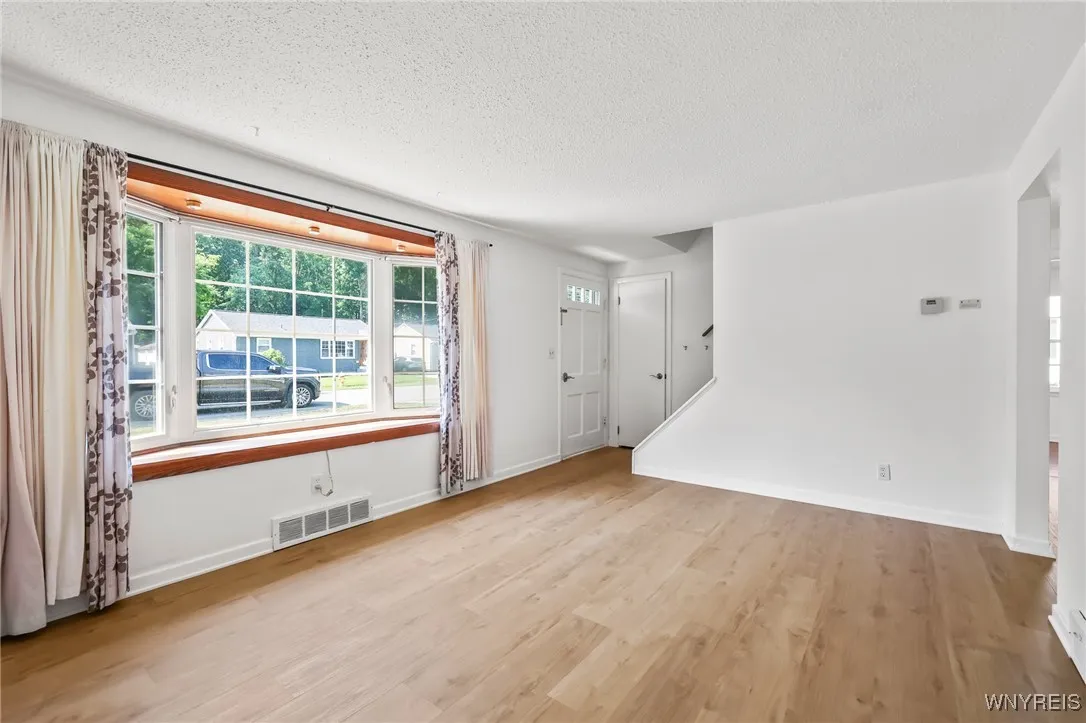 415 Linwood Avenue, North Tonawanda, New York 1412, North Tonawanda, New York 14120, 4 Bedrooms Bedrooms, 9 Rooms Rooms,1 BathroomBathrooms,Residential,For Sale,415 Linwood Avenue, North Tonawanda, New York 1412,B1622714