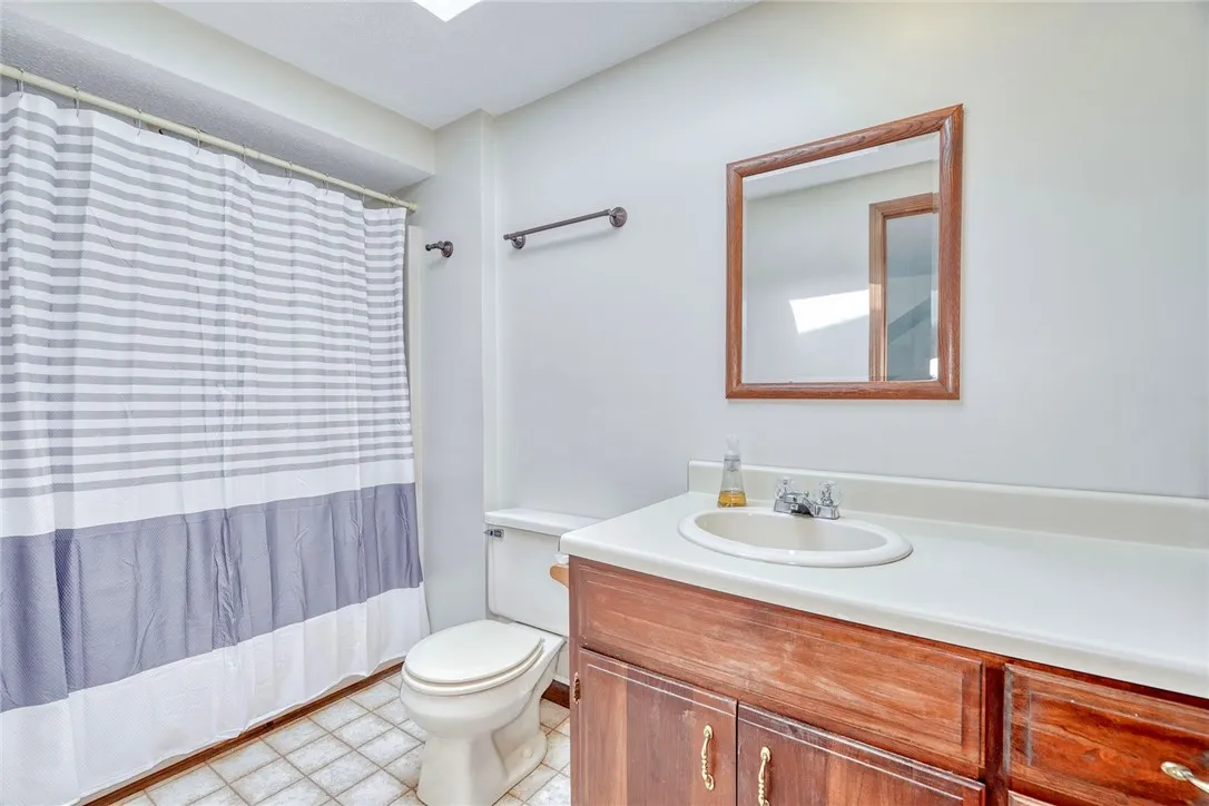 Ensuite bath (bath #2)