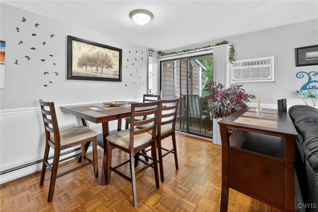 Dining room.