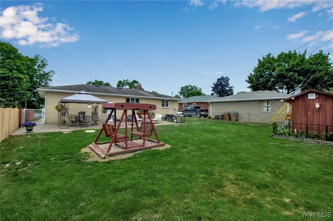 Large, fully-fenced yard