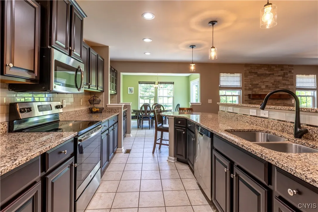 107 Shire Way, Camillus, New York 13031, Camillus, New York 13031, 3 Bedrooms Bedrooms, 8 Rooms Rooms,2 BathroomsBathrooms,Residential,For Sale,107 Shire Way, Camillus, New York 13031,S1618484