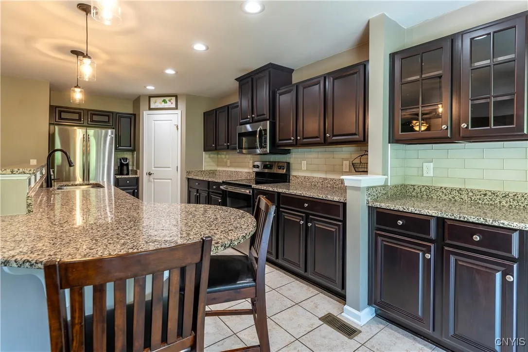 107 Shire Way, Camillus, New York 13031, Camillus, New York 13031, 3 Bedrooms Bedrooms, 8 Rooms Rooms,2 BathroomsBathrooms,Residential,For Sale,107 Shire Way, Camillus, New York 13031,S1618484