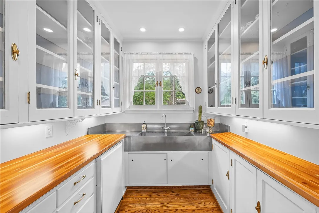 2 Buckingham Street, Rochester, New York 14607, Rochester, New York 14607, 5 Bedrooms Bedrooms, 10 Rooms Rooms,3 BathroomsBathrooms,Residential,For Sale,2 Buckingham Street, Rochester, New York 14607,R1607952