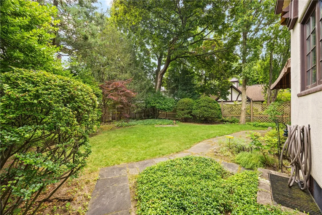 2 Buckingham Street, Rochester, New York 14607, Rochester, New York 14607, 5 Bedrooms Bedrooms, 10 Rooms Rooms,3 BathroomsBathrooms,Residential,For Sale,2 Buckingham Street, Rochester, New York 14607,R1607952