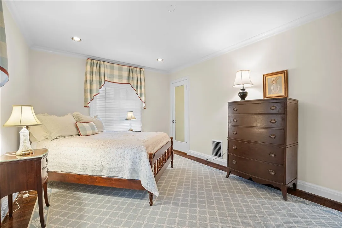 2 Buckingham Street, Rochester, New York 14607, Rochester, New York 14607, 5 Bedrooms Bedrooms, 10 Rooms Rooms,3 BathroomsBathrooms,Residential,For Sale,2 Buckingham Street, Rochester, New York 14607,R1607952