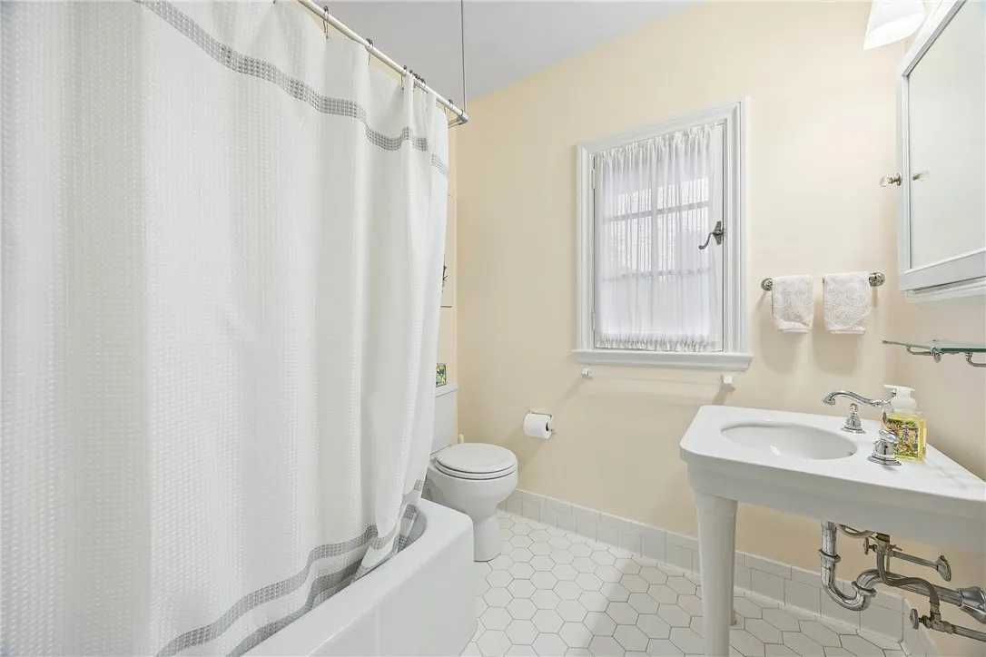 2 Buckingham Street, Rochester, New York 14607, Rochester, New York 14607, 5 Bedrooms Bedrooms, 10 Rooms Rooms,3 BathroomsBathrooms,Residential,For Sale,2 Buckingham Street, Rochester, New York 14607,R1607952