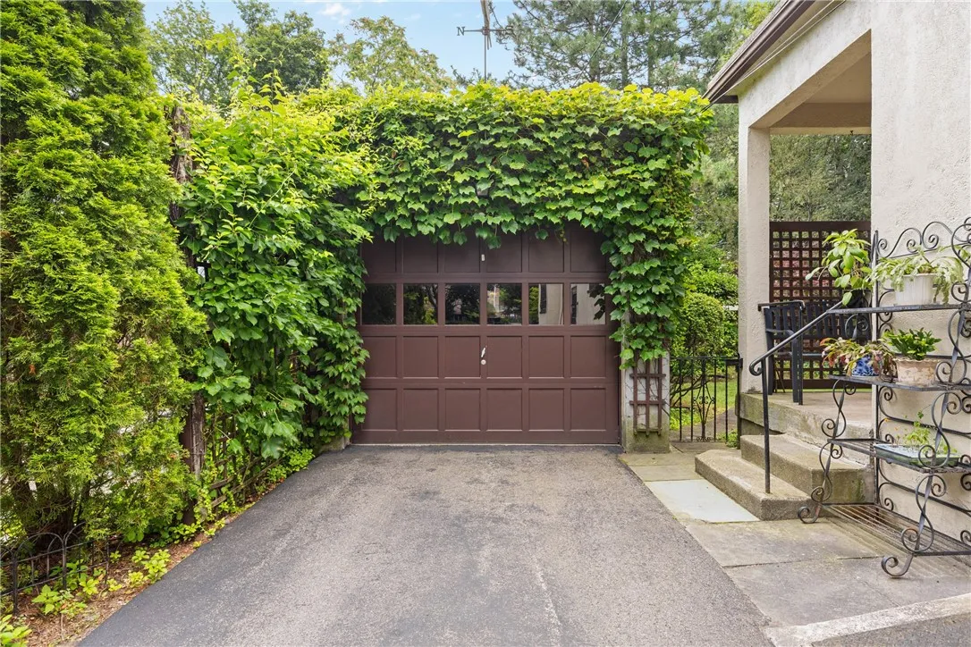 2 Buckingham Street, Rochester, New York 14607, Rochester, New York 14607, 5 Bedrooms Bedrooms, 10 Rooms Rooms,3 BathroomsBathrooms,Residential,For Sale,2 Buckingham Street, Rochester, New York 14607,R1607952