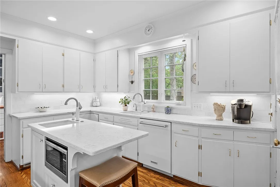 2 Buckingham Street, Rochester, New York 14607, Rochester, New York 14607, 5 Bedrooms Bedrooms, 10 Rooms Rooms,3 BathroomsBathrooms,Residential,For Sale,2 Buckingham Street, Rochester, New York 14607,R1607952
