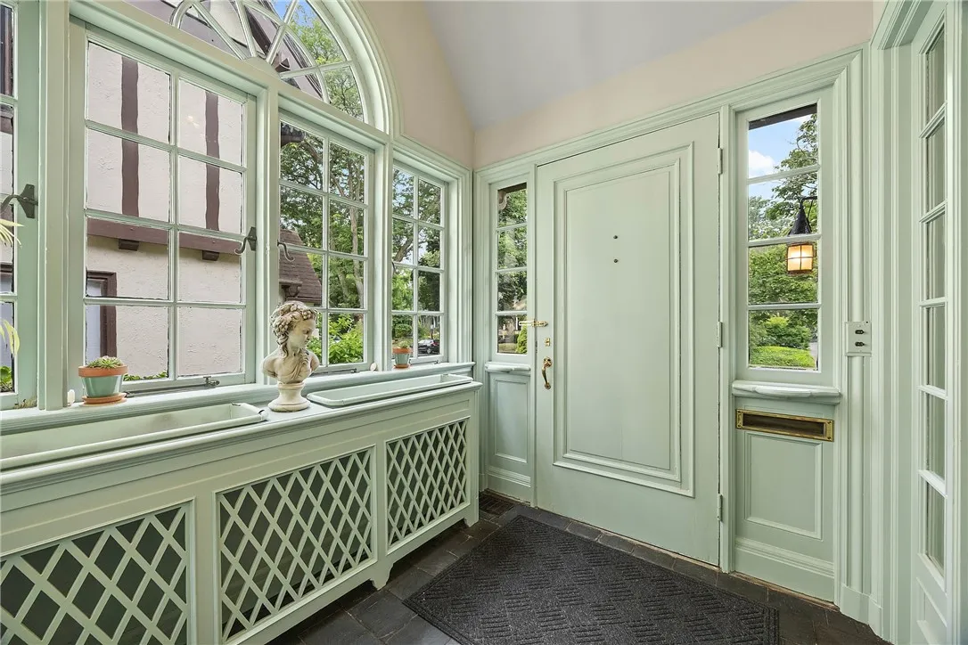 2 Buckingham Street, Rochester, New York 14607, Rochester, New York 14607, 5 Bedrooms Bedrooms, 10 Rooms Rooms,3 BathroomsBathrooms,Residential,For Sale,2 Buckingham Street, Rochester, New York 14607,R1607952