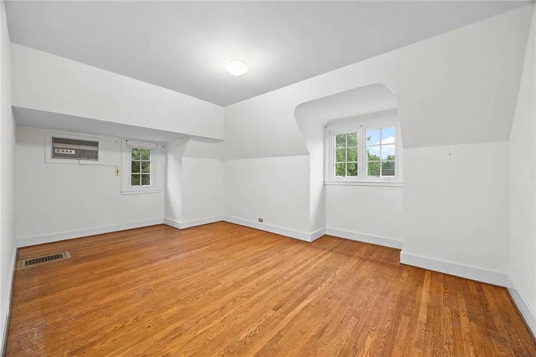 2 Buckingham Street, Rochester, New York 14607, Rochester, New York 14607, 5 Bedrooms Bedrooms, 10 Rooms Rooms,3 BathroomsBathrooms,Residential,For Sale,2 Buckingham Street, Rochester, New York 14607,R1607952