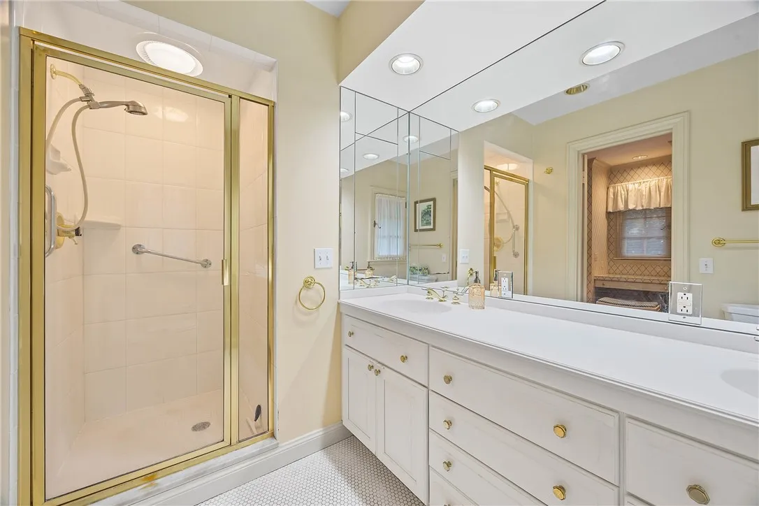 2 Buckingham Street, Rochester, New York 14607, Rochester, New York 14607, 5 Bedrooms Bedrooms, 10 Rooms Rooms,3 BathroomsBathrooms,Residential,For Sale,2 Buckingham Street, Rochester, New York 14607,R1607952