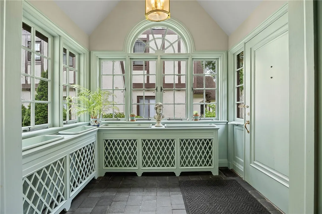 2 Buckingham Street, Rochester, New York 14607, Rochester, New York 14607, 5 Bedrooms Bedrooms, 10 Rooms Rooms,3 BathroomsBathrooms,Residential,For Sale,2 Buckingham Street, Rochester, New York 14607,R1607952
