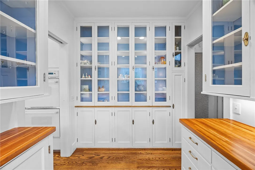 2 Buckingham Street, Rochester, New York 14607, Rochester, New York 14607, 5 Bedrooms Bedrooms, 10 Rooms Rooms,3 BathroomsBathrooms,Residential,For Sale,2 Buckingham Street, Rochester, New York 14607,R1607952