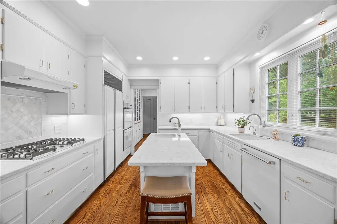 2 Buckingham Street, Rochester, New York 14607, Rochester, New York 14607, 5 Bedrooms Bedrooms, 10 Rooms Rooms,3 BathroomsBathrooms,Residential,For Sale,2 Buckingham Street, Rochester, New York 14607,R1607952