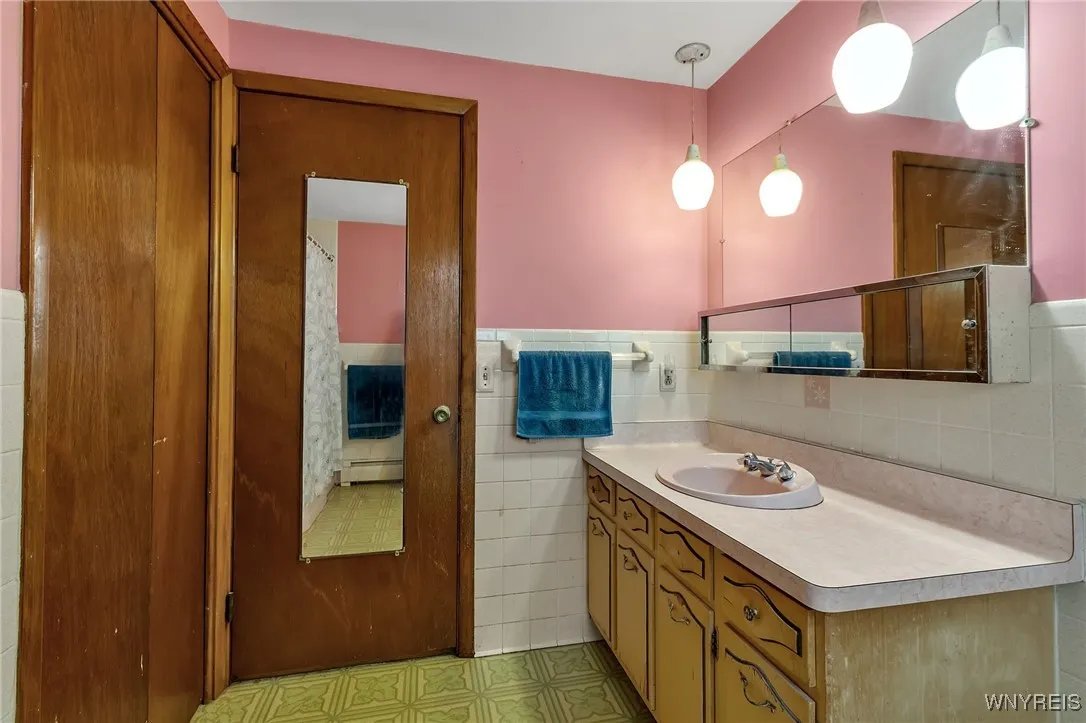 6393 Aiken Road, Pendleton, New York 14094, Pendleton, New York 14094, 4 Bedrooms Bedrooms, 6 Rooms Rooms,2 BathroomsBathrooms,Residential,For Sale,6393 Aiken Road, Pendleton, New York 14094,B1623464