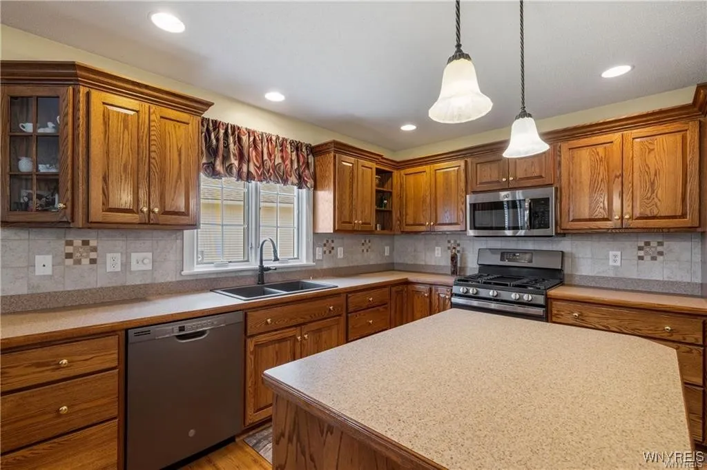 5675 Hidden Lake Drive, Lockport Town, New York 14, Lockport Town, New York 14094, 2 Bedrooms Bedrooms, 4 Rooms Rooms,2 BathroomsBathrooms,Residential,Closed,5675 Hidden Lake Drive, Lockport Town, New York 14,0,B1623384