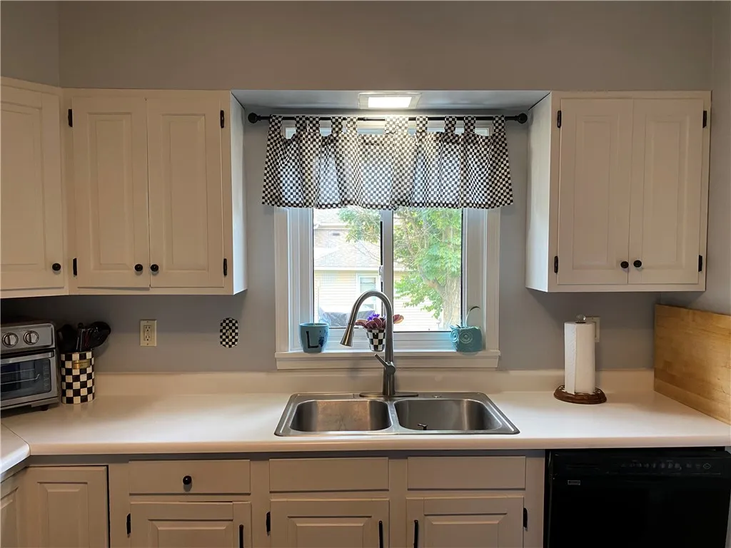 17 Elizabeth Street, Naples, New York 14512, Naples, New York 14512, 4 Bedrooms Bedrooms, 10 Rooms Rooms,1 BathroomBathrooms,Residential,Closed,17 Elizabeth Street, Naples, New York 14512,0,R1623136