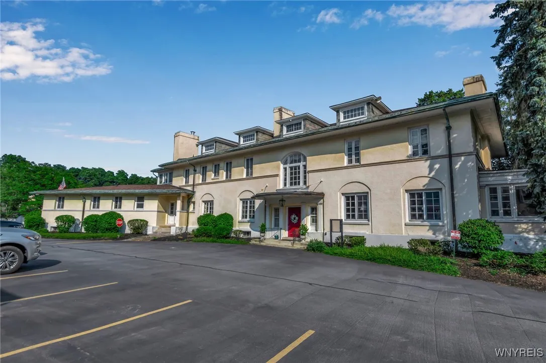 Club House w/guest rooms for visitors.