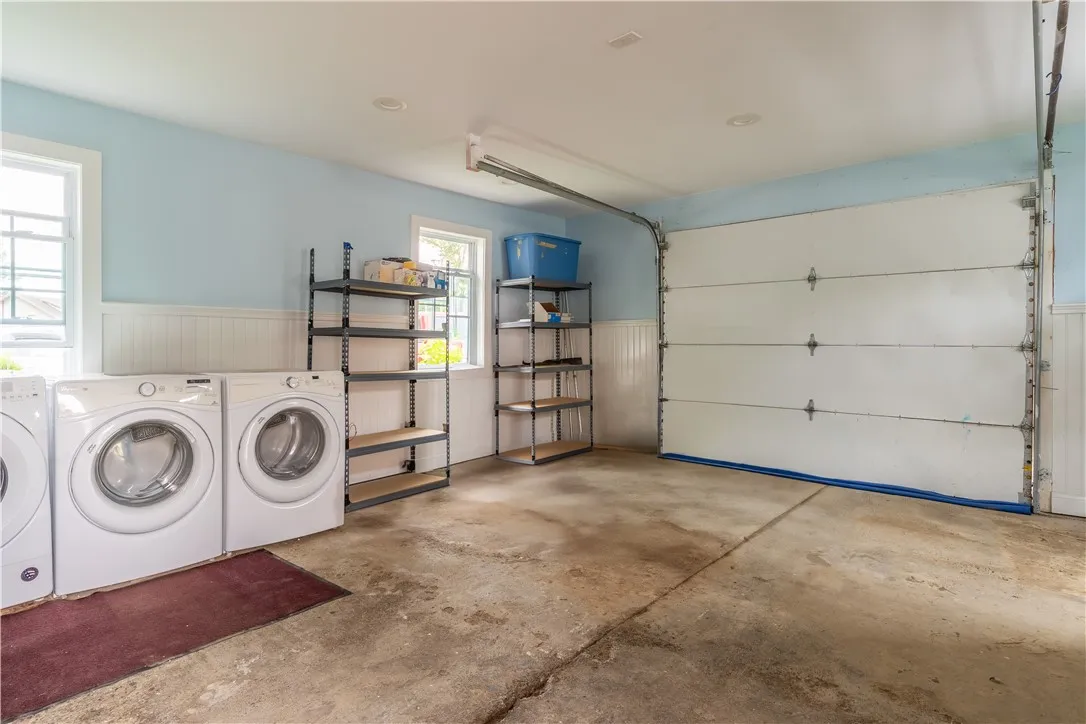 1 washer and 2 dryers ( yes, 1 for swim towels and lake needs ) the other for household use , smart!