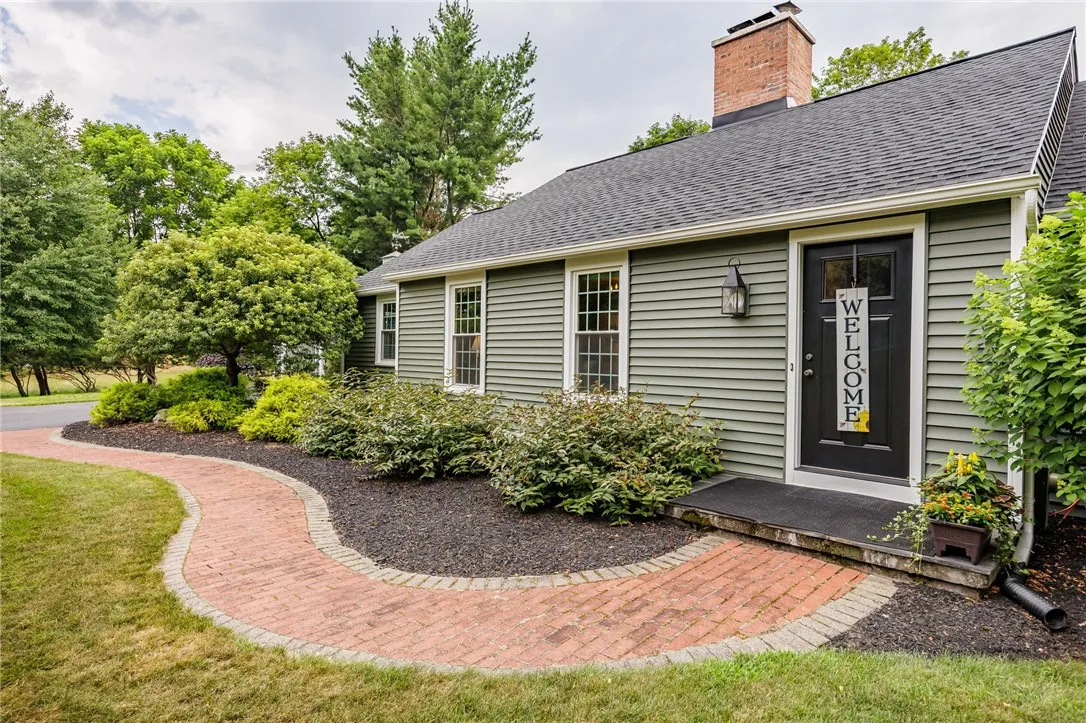 5 Buggywhip Trail, Mendon, New York 14472, Mendon, New York 14472, 3 Bedrooms Bedrooms, 9 Rooms Rooms,2 BathroomsBathrooms,Residential,Closed,5 Buggywhip Trail, Mendon, New York 14472,0,R1623500