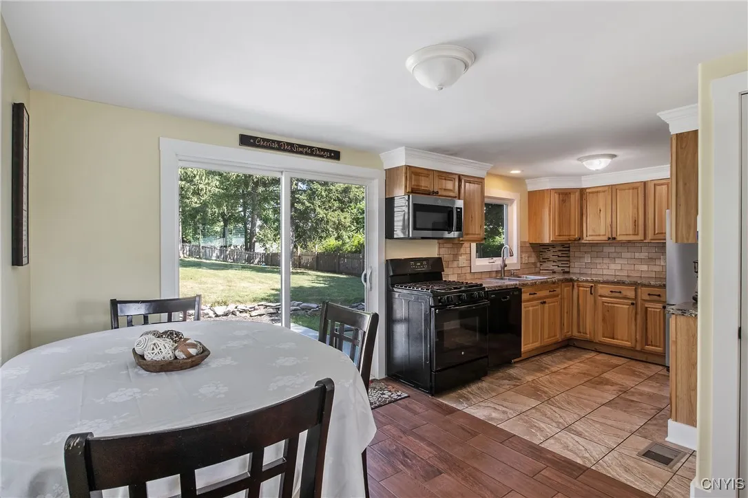 4895 South Ave Avenue, Onondaga, New York 13215, Onondaga, New York 13215, 3 Bedrooms Bedrooms, 6 Rooms Rooms,2 BathroomsBathrooms,Residential,For Sale,4895 South Ave Avenue, Onondaga, New York 13215,S1623515