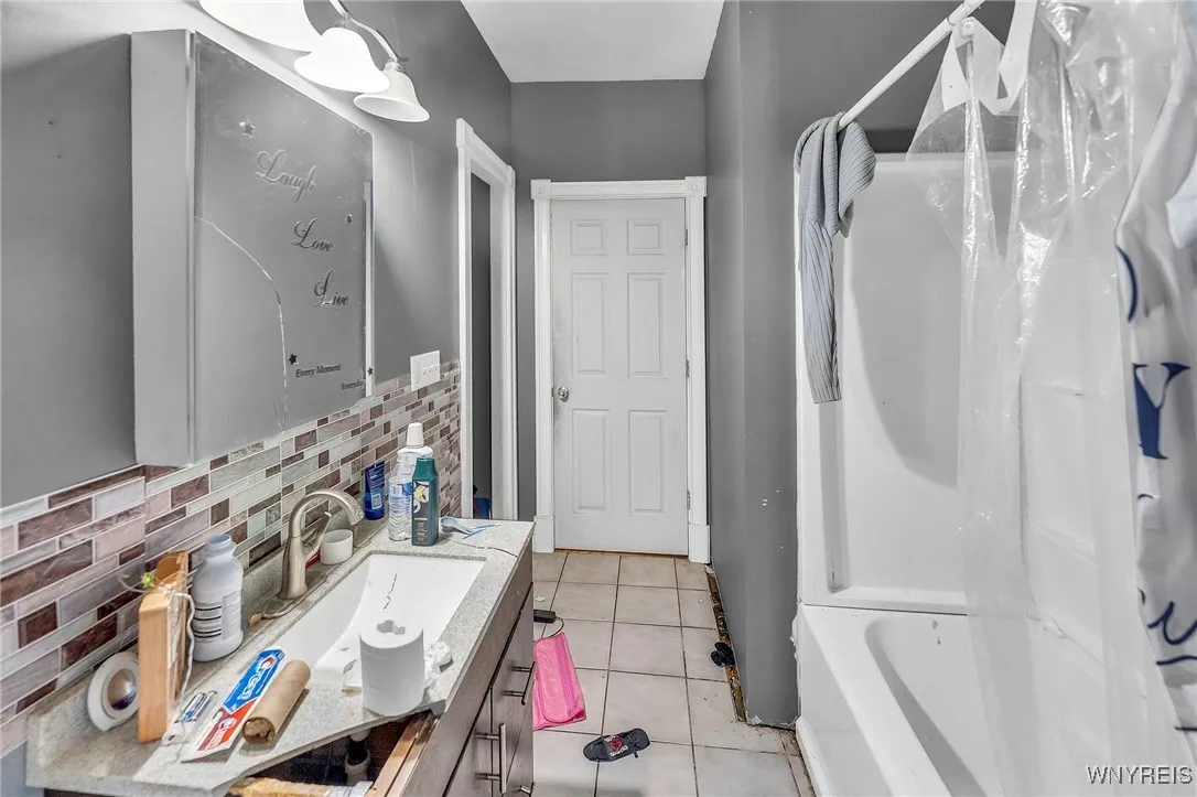 32 Richfield Avenue, Buffalo, New York 14220, Buffalo, New York 14220, 6 Bedrooms Bedrooms, ,2 BathroomsBathrooms,Residential,For Sale,32 Richfield Avenue, Buffalo, New York 14220,B1623452