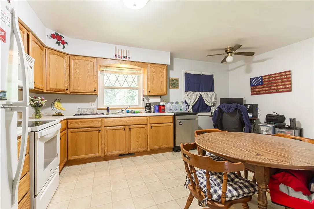 34 North Avenue 32, Manchester, New York 14504, Manchester, New York 14504, 4 Bedrooms Bedrooms, ,2 BathroomsBathrooms,Residential,Closed,34 North Avenue 32, Manchester, New York 14504,0,R1621762