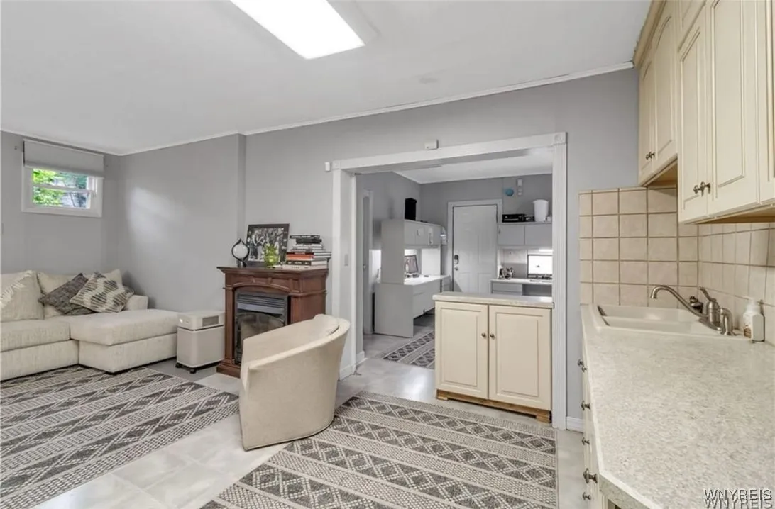 2287 Niagara Street, Buffalo, New York 14207, Buffalo, New York 14207, 6 Bedrooms Bedrooms, 9 Rooms Rooms,3 BathroomsBathrooms,Residential Lease,For Rent,2287 Niagara Street, Buffalo, New York 14207,B1622565